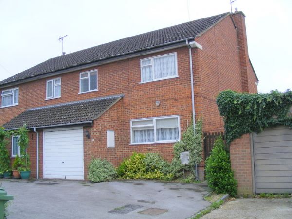 Ivinghoe, Leighton Buzzard - This spacious three bedroom family home is situated in the quite village of Pitstone. The property comprises entrance, utility room, cloakroom, kitchen, lounge, lean-to, three double bedrooms and a family bathroom with electric shower. The property also benefits from garage and driveway, gas central heating and rear enclosed courtyard garden. Available unfurnished. - Photo 2
